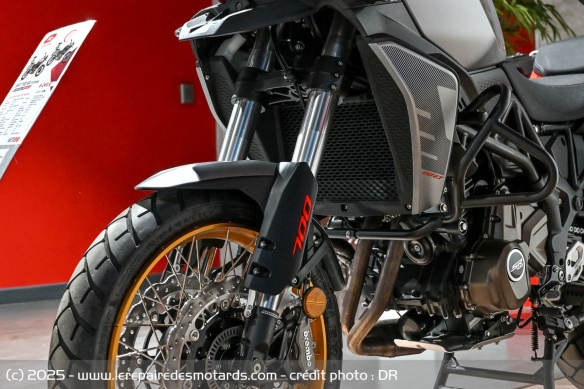 La fourche inversée Marzocchi de la QJMOTOR SRT 700 SX Touring