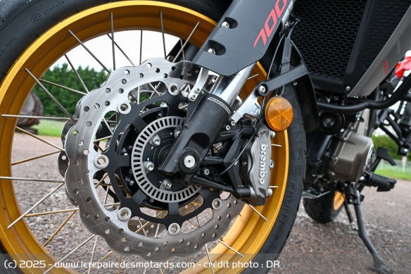 Les freins avant Brembo de la QJMOTOR SRT 700 SX Touring