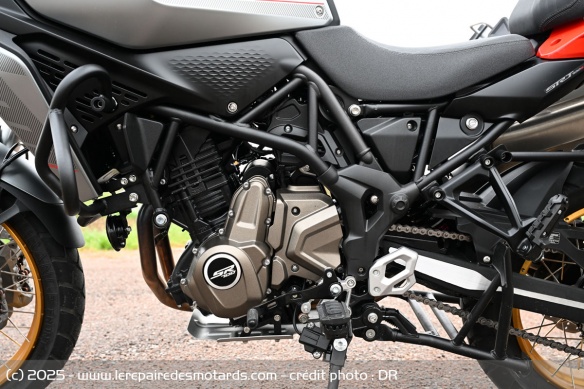 La hauteur de selle de la QJMOTOR SRT 700 SX Touring