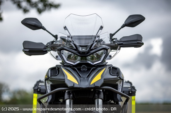 Le pare-brise de la QJMOTOR SRT 900 SX Touring