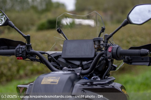 Le compteur de la QJMOTOR SRT 900 SX Touring