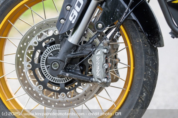 Le frein avant de la QJMOTOR SRT 900 SX Touring