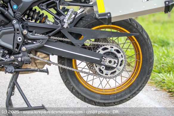 Le pneu arrière de la QJMOTOR SRT 900 SX Touring