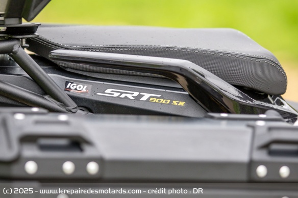 Les poignées passager de la QJMOTOR SRT 900 SX Touring