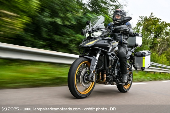 Calé sur le régulateur de vitesse en sixième, la chinoise est prête à enchainer les kilomètres