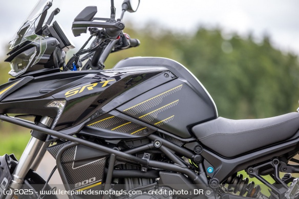Le réservoir de la QJMOTOR SRT 900 SX Touring