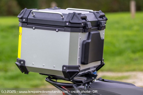 Le top case de la QJMOTOR SRT 900 SX Touring