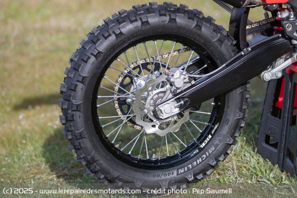 La Racing se pare de jantes rayonnées Excel et de pneus Michelin