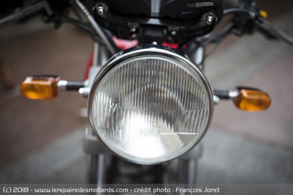 Phare de la Royal Enfield Continental GT