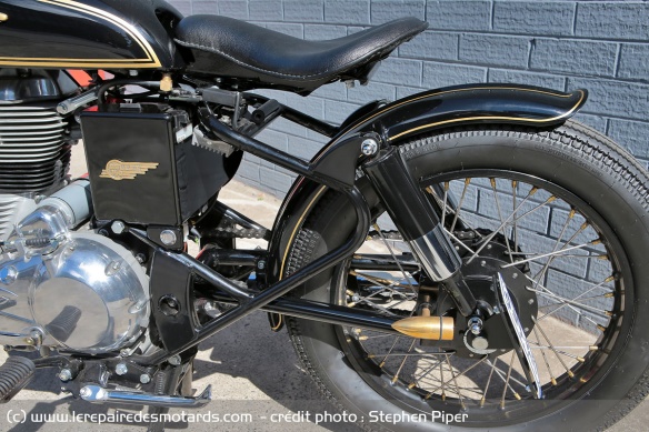 Des amortisseurs de type BSA ont été ajoutés à l'arrière pour s'accomoder avec le style de la fourche