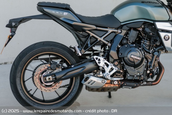 Le bras oscillant allongé rend la moto moins joueuse que certaines concurrentes
