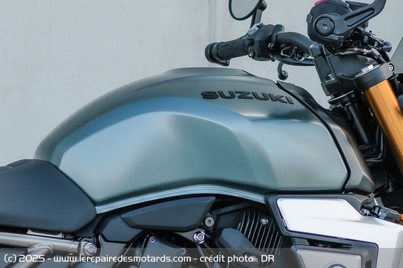 Le réservoir gagne en volume avec 2,5 litres de plus que sur le roadster d'origine
