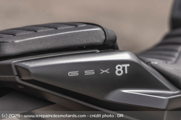 La selle se montre plutôt confortable, surtout pour ce segment