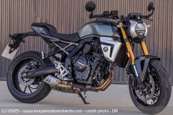 La GSX-8T révèle une position droite et naturelle