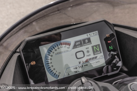 Encore une fois, le compteur TFT de 5 pouces est identique