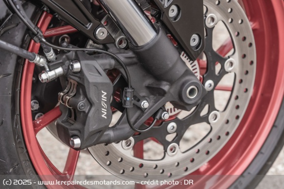 Le syst&egrave;me de freinage Nissin est bien calibr&eacute;, tout comme l'ABS peu intrusif