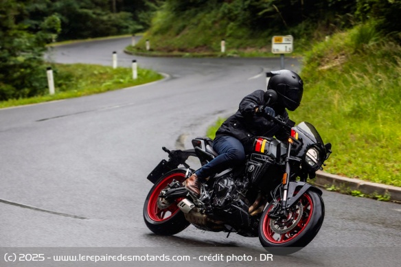 Le twin vertical se montre &agrave; la fois vif et &eacute;quilibr&eacute;