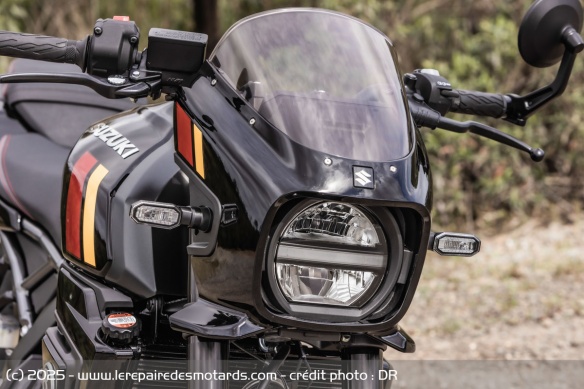 La t&ecirc;te de fourche rappelle par certains c&ocirc;t&eacute;s celle de la Katana