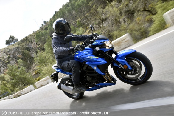 La Suzuki GSX-S 750 A2 sur voie rapide