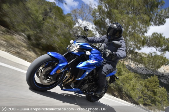 La Suzuki GSX-S 750 A2 en ligne droite
