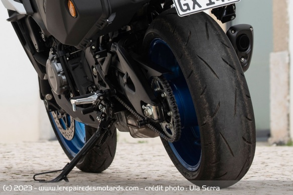 Les jantes de 17 pouces sont chaussées en Dunlop Sportmax Roadsport 2