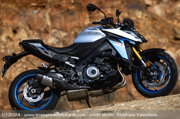 La GSX-S1000 réclame un pilotage précis à l'attaque