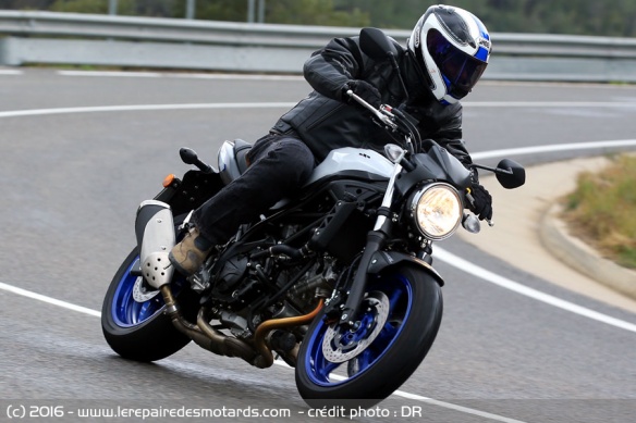 Suzuki SV 650 sur petite route