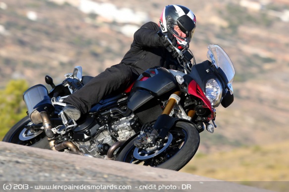 Suzuki DL VStrom 1000 à l'attaque sur petite route