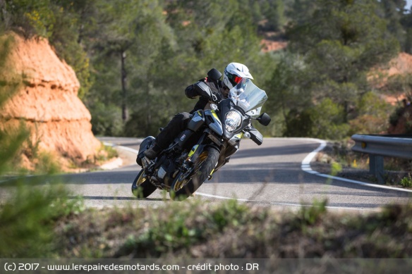 La Suzuki V-Strom 1000 XT sur route