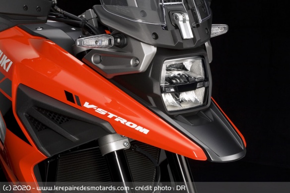 Le look de la V-Strom évolue nettement avec son phare à LED carré