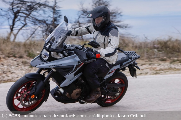 La Suzuki V-Strom 1050 en courbe