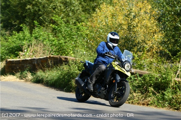 Le Suzuki V-Strom 250 sur départementale
