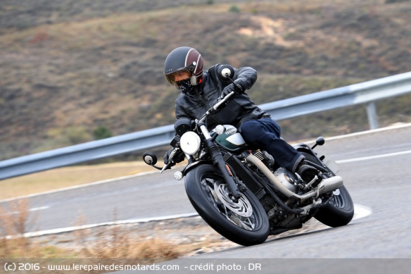 Bonneville Bobber sur route