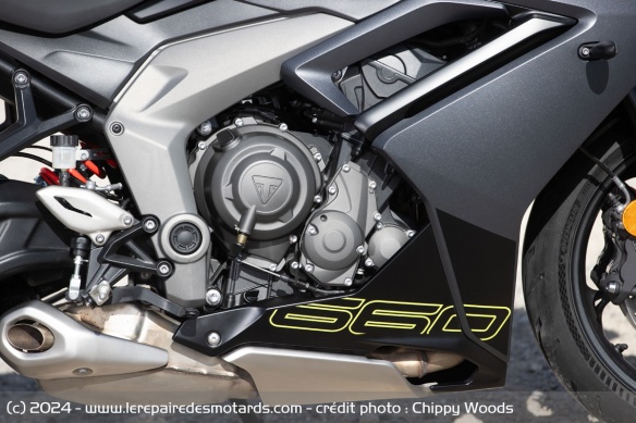 Le trois cylindres de 660 cm3 délivre ici 95 ch et 69 Nm