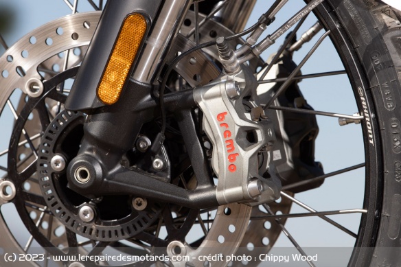 La Scrambler XE offre un freinage plus copieux avec ses étriers avant radiaux Brembo Stylema