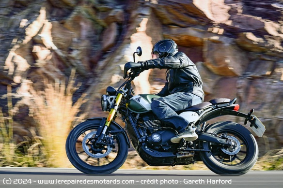 La Scrambler X peut atteindre les 160 km/h et sait limiter ses vibrations un rythme légal
