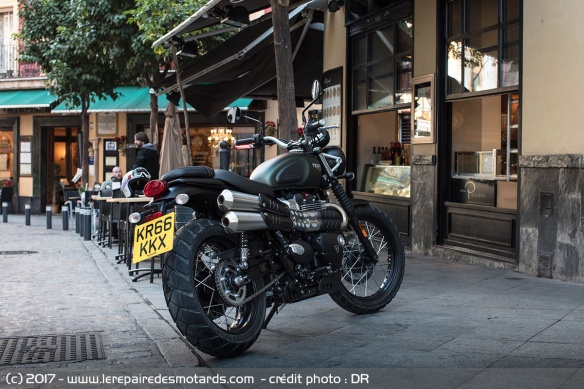 Triumph Street Scrambler en ville