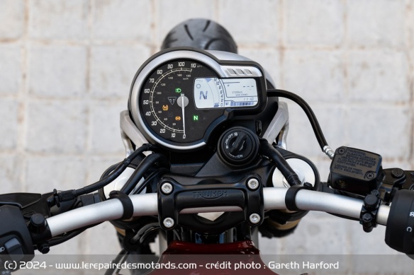 L'instrumentation de la Speed 400 se montre assez rudimentaire