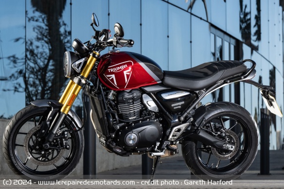 La Triumph Speed 400 ne dénote pas dans la gamme britannique