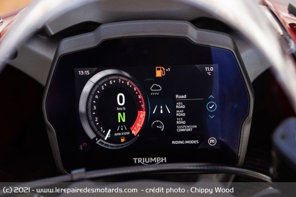 L'écran TFT de la Triumph Speed Triple 1200 RR