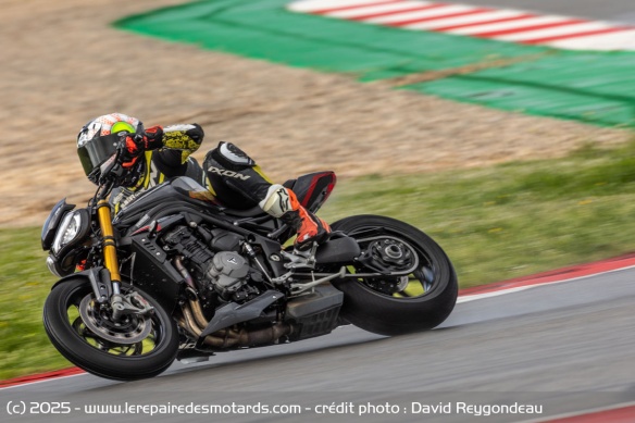Hyper agile, précise au freinage comme à l'accélération, c'est bien là que la Speed Triple retrouve toute sa fougue