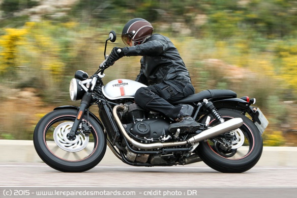 Triumph Street Twin sur autoroute