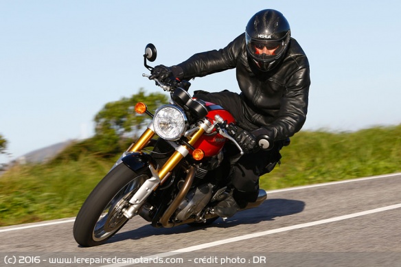 Triumph Thruxton 1200 R sur départementale