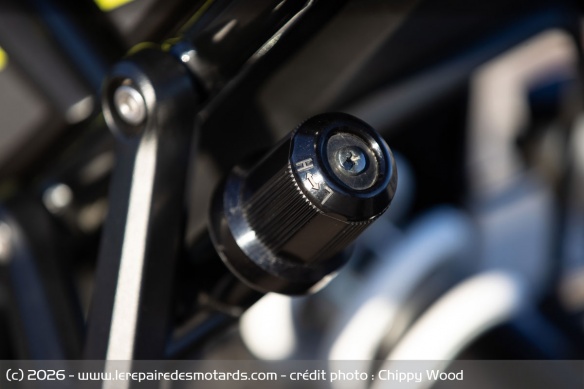 La molette de r&eacute;glage de l'amortisseur arri&egrave;re