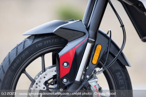 La Tiger 900 GT Pro conserve sa fourche inversée Marzocchi de 45 mm
