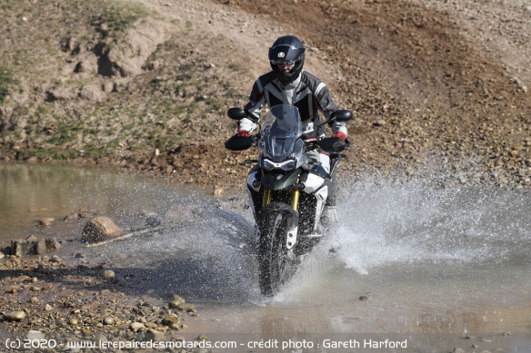 Le modèle est également équipé de jantes à rayons et de pneus Pirelli Scorpion Trail