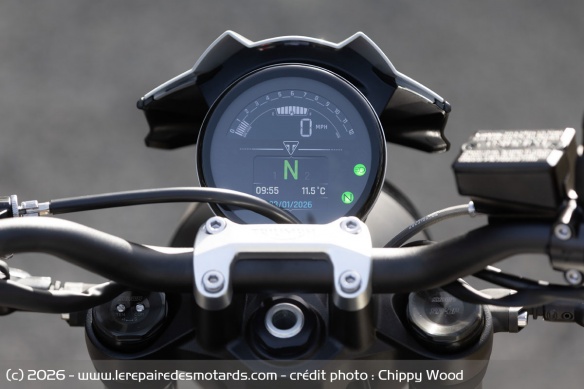 On retrouve toujours la même instrumentation datée mi-LCD mi-TFT