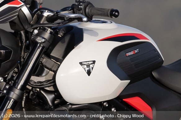 Le réservoir de carburant de la Triumph Trident 800