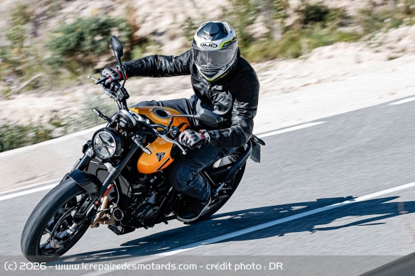 Mieux vaut &eacute;viter de la brusquer, la Trident favorise plut&ocirc;t un pilotage enroul&eacute;