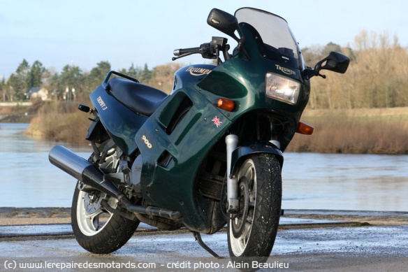 Bien proportionnée, élégante, la Triumph Trophy a un petit air de VFR.